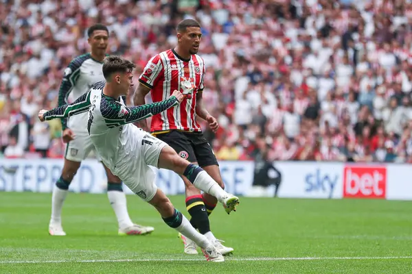 Sunderland 'dan Chris Rigg, 24 Mayıs 2025' te İngiltere 'nin Wembley Stadyumu' nda Sheffield United ile Sunderland arasındaki final maçında atış yaptı.