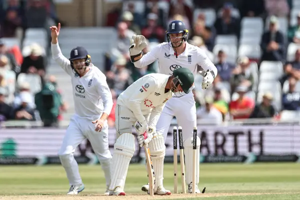 Zimbabwe 'den Sean Williams, İngiltere' den Shoaib Bashir tarafından 23 Mayıs 2025 'te Trent Bridge, Nottingham' da oynanan Rothesay Test Maçı 2.