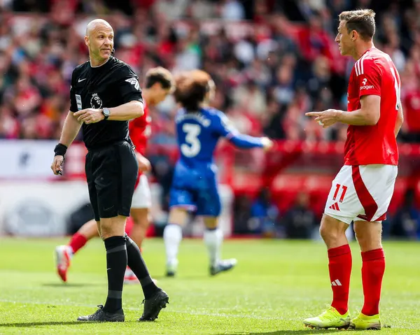 Hakem Anthony Taylor Nottingham Ormanı 'ndan Chris Wood' a Premier Lig maçı sırasında Nottingham Forest Chelsea 'ye karşı City Ground, Nottingham, İngiltere' de 25 Mayıs 2025 'te konuştu.
