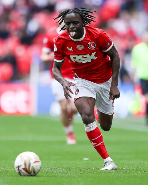 Charlton Athletic takımından Tyreece Campbell, 25 Mayıs 2025 'te İngiltere' nin Wembley Stadyumu 'nda oynanan Charlton Athletic - Leyton Orient maçında topu ileri sürüyor.