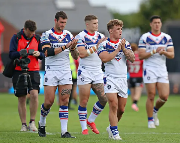 Wakefield, 25 Mayıs 2025 'te Wakefield, Wakefield, İngiltere' deki DIY Kitchens Stadyumu 'nda oynanan Betfred Süper Lig maçı sonrasında taraftarları alkışlıyor.