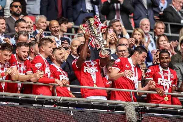 Charlton Athletic, 25 Mayıs 2025 'te Wembley Stadyumu' nda oynanan Charlton Athletic ve Leyton Orient maçında Şampiyonluk Playoff Kupası 'nı kaldırdı.