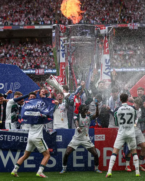 Sunderland, Wembley Stadyumu 'nda 24 Mayıs 2025 tarihinde oynanan ve Sheffield United ile Sunderland arasında oynanan final maçından sonra Premier League' e geri dönmeyi kutluyor.