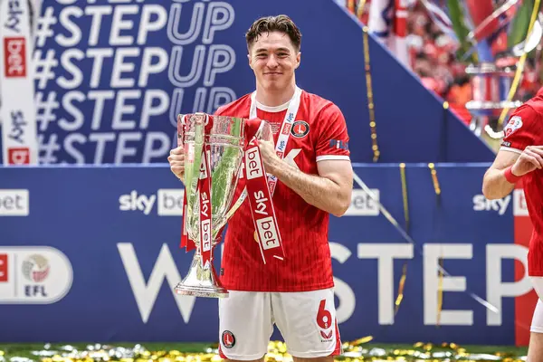 Charlton Atletizm takımından Conor Coventry, 25 Mayıs 2025 'te İngiltere' nin Wembley Stadyumu 'nda oynanan ve Charlton Athletic' in Leyton Orient 'e karşı oynadığı 1.