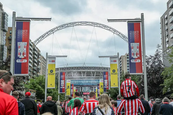 Sheffield United taraftarları 24 Mayıs 2025 'te Wembley Stadyumu' nda Sheffield United ile Sunderland arasındaki final maçı öncesinde stadyuma doğru yürüyorlar.