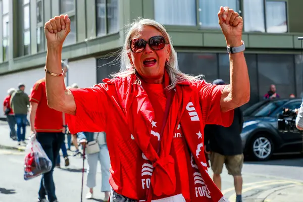 Taraftarlar Premier Lig maçından önce Nottingham Forest Chelsea 'ye karşı City Ground, Nottingham, İngiltere' de 25 Mayıs 2025 'te oynanan maçın keyfini çıkarıyorlar.