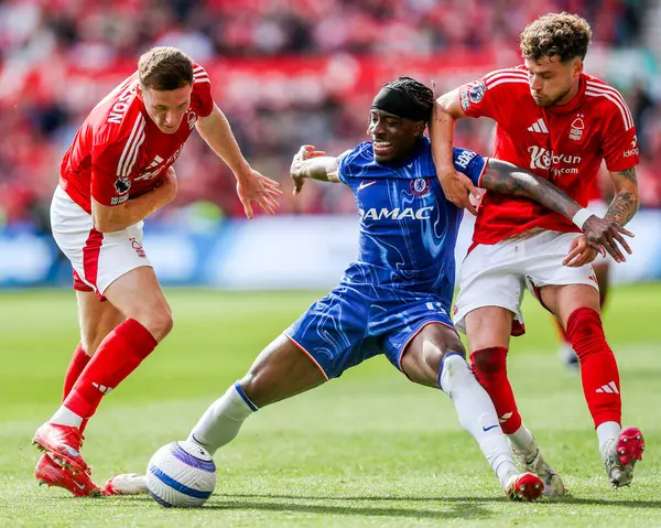 Nottingham Ormanı 'ndan Elliot Anderson ve Neco Williams, Premier League maçında Chelsea' li Noni Madueke ile top için Nottingham Forest 'ın Chelsea' ye karşı oynadığı City Ground, Nottingham, İngiltere 'de 25 Mayıs 2025' te mücadele ettiler.