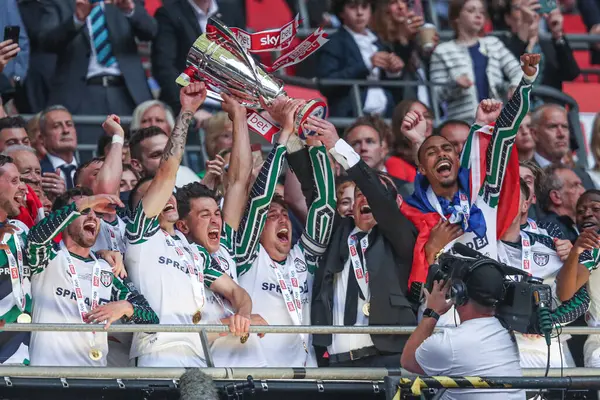 Sunderland, Wembley Stadyumu 'nda 24 Mayıs 2025 tarihinde oynanan ve Sheffield United ile Sunderland arasında oynanan final maçından sonra Premier League' e geri dönmeyi kutluyor.