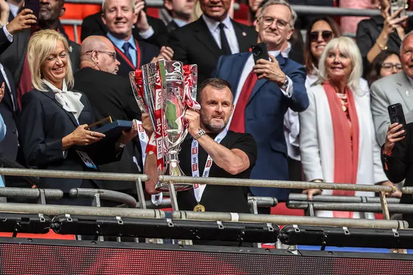 Charlton Atletizm takımının teknik direktörü 25 Mayıs 2025 'te Wembley Stadyumu' nda oynanan Sky Bet 1 Playoff Finali Charlton Atletizm ve Leyton Orient maçında takımı 1-0 kazandıktan sonra şampiyonluk playoff kupasını kaldırdı.