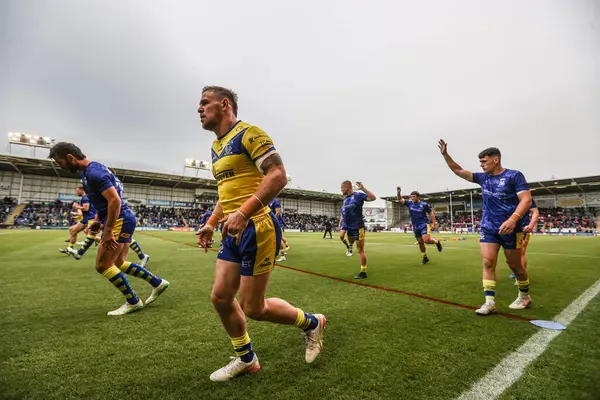 Warrington Wolves takımından Matt Dufty, maç öncesi ısınma turunda 12. Betfred Süper Ligi karşılaşmasında Warrington Wolves, Hull KR 'a karşı Halliwell Jones Stadyumu, Warrington, Birleşik Krallık, 23 Mayıs 2025