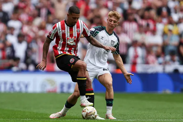 Sheffield United takımından Vinicius Souza 24 Mayıs 2025 'te Wembley Stadyumu' nda Sheffield United ile Sunderland arasındaki final maçında topu ayaklarının dibine aldı.