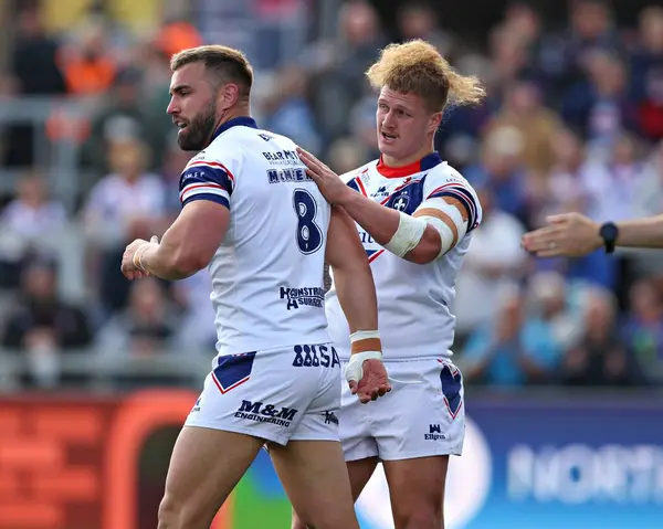 Wakefield Trinity 'den Mike McMeeken, 25 Mayıs 2025' te Wakefield, İngiltere 'deki DIY Kitchens Stadyumu' nda oynanan Betfred Süper Ligi karşılaşmasında Wakefield Üçlemesi 'nden Caius Faatili ile denemesini kutluyor.