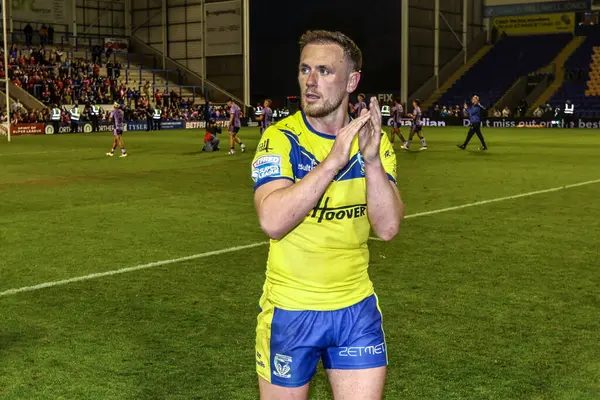Warrington Wolves 'tan Ben Currie, 23 Mayıs 2025' te İngiltere 'nin Warrington kentinde oynanan 12. Betfred Süper Lig karşılaşmasında taraftarları alkışlıyor.