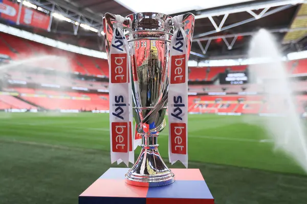 Lig 1 play-off kupası öncesinde, 25 Mayıs 2025 'te Londra, Wembley Stadyumu' nda Charlton Athletic ve Leyton Orient arasında oynanan final maçı var.