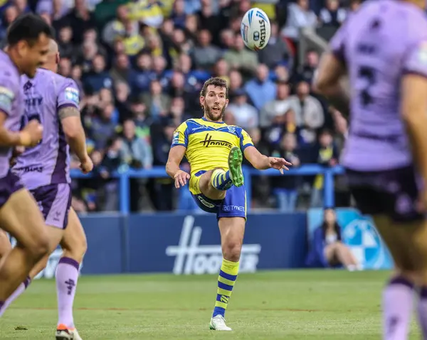 Warrington Wolves takımından Stefan Ratchford, 23 Mayıs 2025 'te oynanan Betfred Süper Lig karşılaşmasında Warrington Wolves' a karşı Hull KR 'nin oynadığı Halliwell Jones Stadyumu, Warrington, İngiltere' de oynanan karşılaşma sırasında maç devam ediyor.