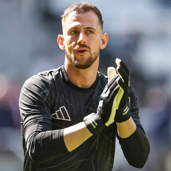 Newcastle United takımından Martin Dbravka, Premier League maçı Newcastle United 'a karşı Everton maçında 25 Mayıs 2025' te oynanan maç öncesi ısınma maçında taraftarları alkışlıyor.