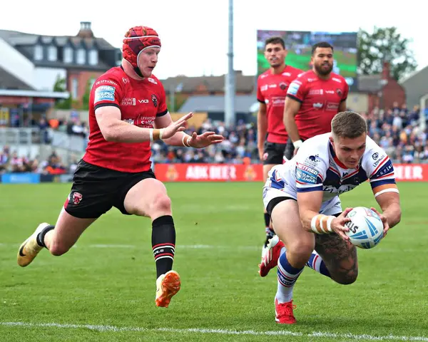 Wakefield Trinity 'den Cameron Scott, 25 Mayıs 2025' te, Wakefield, İngiltere 'deki DIY Kitchens Stadyumu' nda oynanan Betfred Süper Lig karşılaşmasında Wakefield Trinity ile Salford Red Devils maçında bir deneme yaptı.