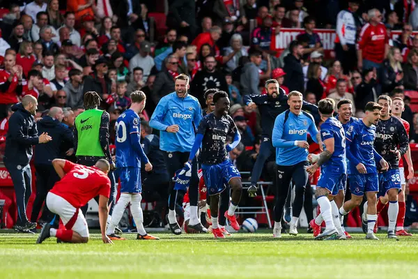 Chelsea Premier Lig maçının ardından Nottingham Forest Chelsea 'ye karşı 25 Mayıs 2025' te İngiltere 'nin Nottingham şehrinde oynanan City Ground maçında kazandığı galibiyet sonrasında Şampiyonlar Ligi' ndeki yerlerini kutluyor.