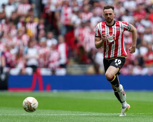 Sheffield United takımından Jack Robinson, 24 Mayıs 2025 'te Wembley Stadyumu' nda Sheffield United ile Sunderland arasındaki final maçında topu takip ediyor.