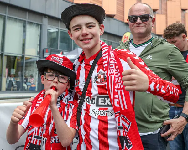 Sheffield United, 24 Mayıs 2025 'te Wembley Stadyumu' nda Sheffield United ile Sunderland arasında oynanan Sky Bet Şampiyonası final maçı öncesinde taraftarı.
