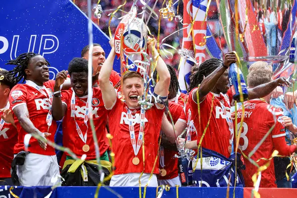 Charlton Athletic, 25 Mayıs 2025 'te Wembley Stadyumu' nda oynanan ve Charlton Athletic 'in Leyton Orient' e karşı oynadığı final maçı sonrasında Lig 1 play-off kupasını kaldırdı.