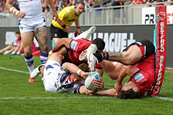 Salford Red Devils 'den Esan Marsters ve Salford Red Devils takımlarından Harvey Wilson, Wakefield Trinity Süper Lig karşılaşmasında Wakefield Trinity ile Salford Red Devils' in karşı karşıya olduğu Wakefield Stadyumu, Wakefield, İngiltere