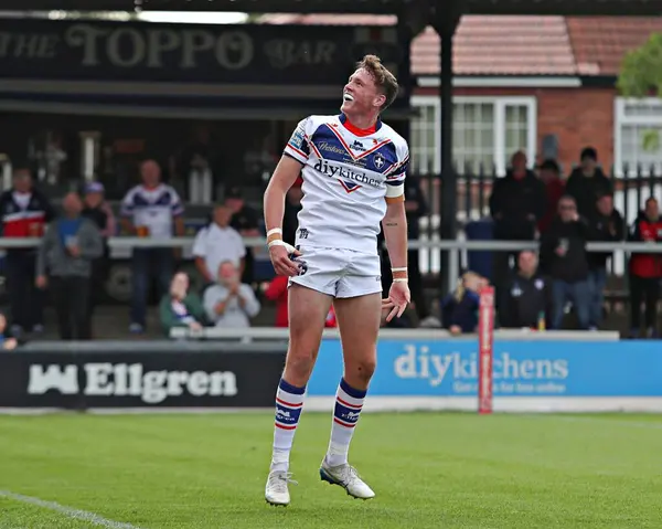 Wakefield Trinity 'den Ellis Lingard, 25 Mayıs 2025' te Birleşik Krallık 'ın Wakefield Stadyumu' nda oynanan Betfred Süper Lig karşılaşmasında ikinci denemesini kutluyor.