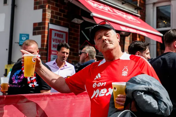 Taraftarlar Premier Lig maçından önce Nottingham Forest Chelsea 'ye karşı City Ground, Nottingham, İngiltere' de 25 Mayıs 2025 'te oynanan maçın keyfini çıkarıyorlar.
