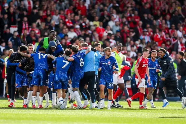 Chelsea Premier Lig maçının ardından Nottingham Forest Chelsea 'ye karşı 25 Mayıs 2025' te İngiltere 'nin Nottingham şehrinde oynanan City Ground maçında kazandığı galibiyet sonrasında Şampiyonlar Ligi' ndeki yerlerini kutluyor.
