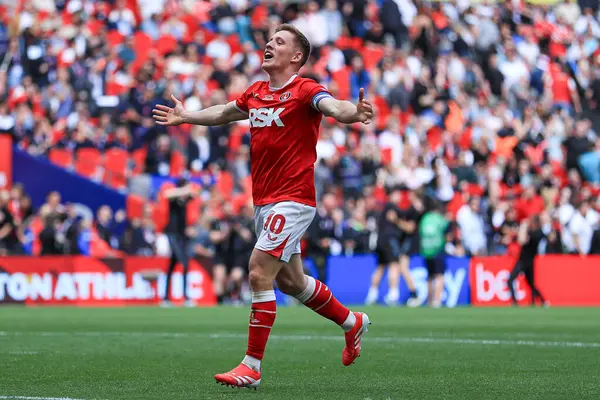 Charlton Atletizm takımından Greg Docherty, 25 Mayıs 2025 'te Wembley Stadyumu' nda oynanan Sky Bet 1 playoff final maçı sonrasında Sky Bet Şampiyonası 'na tekrar terfisini kutluyor.