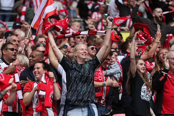 Sheffield United taraftarları 24 Mayıs 2025 'te İngiltere' nin Wembley Stadyumu 'nda Sheffield United ile Sunderland arasındaki final maçında 1-0 öne geçişi kutluyorlar.