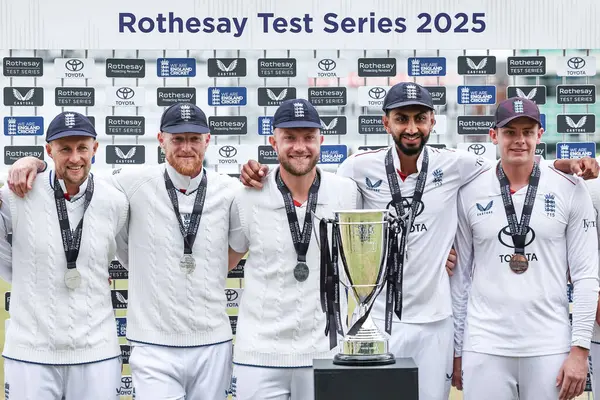 İngiltere kaptanı Ben Stokes ve takımı Rothesay Test Serisi 2025 Kupası 'nda 3. Gün İngiltere - Zimbabwe Trent Köprüsü, Nottingham, Birleşik Krallık, 24 Mayıs 2025