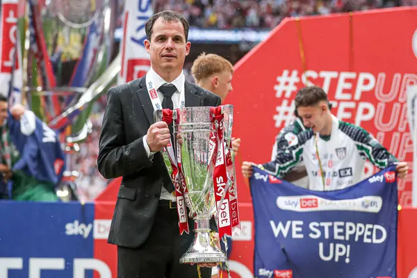 Sunderland takımının teknik direktörü Rgis Le Bris, Wembley Stadyumu 'nda Sheffield United' a karşı oynanan final maçından sonra Premier League 'e geri dönmeyi kutluyor.