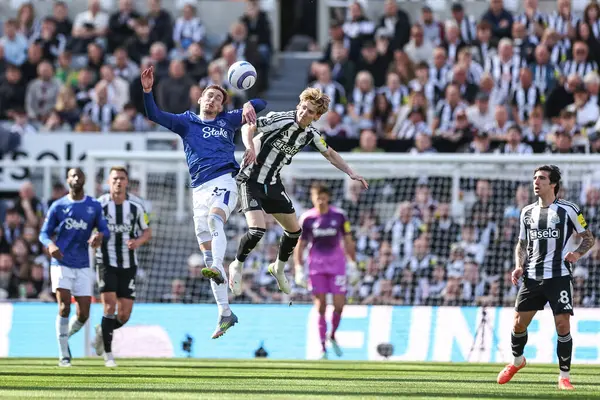 Everton 'dan James Garner ve Newcastle United takımından Anthony Gordon Premier League maçı sırasında Newcastle United ile Everton arasında 25 Mayıs 2025' te St. James 's Park, Newcastle, İngiltere' de oynanan karşılaşmada top için mücadele ettiler.