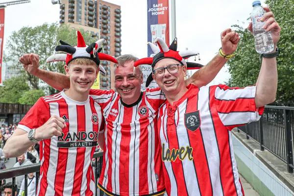 Sheffield United taraftarları 24 Mayıs 2025 'te Wembley Stadyumu' nda Sheffield United ile Sunderland arasında oynanan Sky Bet Şampiyonası final maçı öncesinde