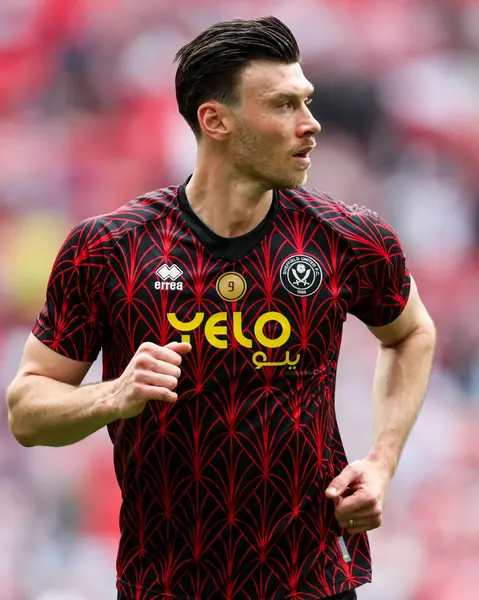 Sheffield United takımından Kieffer Moore, 24 Mayıs 2025 'te Wembley Stadyumu' nda Sheffield United ile Sunderland arasındaki final maçı öncesinde ısınıyor.