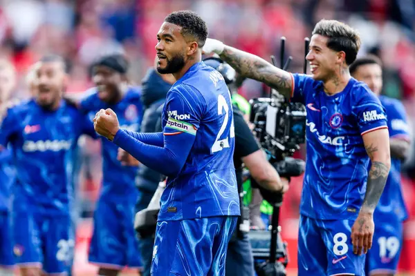 Chelsea Premier Lig maçının ardından Nottingham Forest Chelsea 'ye karşı 25 Mayıs 2025' te İngiltere 'nin Nottingham şehrinde oynanan City Ground maçında kazandığı galibiyet sonrasında Şampiyonlar Ligi' ndeki yerlerini kutluyor.