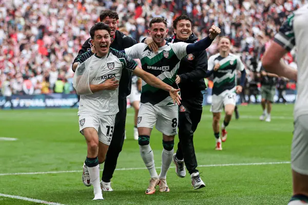 Sunderland 'dan Luke O' Nien ve Sunderland 'dan Alan Browne, 24 Mayıs 2025' te İngiltere 'nin Wembley Stadyumu' nda oynanan Gökyüzü İddia Şampiyonası Playoff Finali 'nin ardından Premier Lig' e geri dönmelerini kutluyorlar.