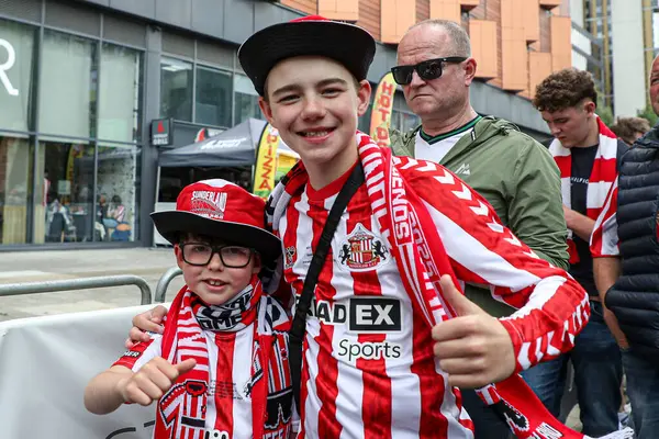 Sheffield United, 24 Mayıs 2025 'te Wembley Stadyumu' nda Sheffield United ile Sunderland arasında oynanan Sky Bet Şampiyonası final maçı öncesinde taraftarı.