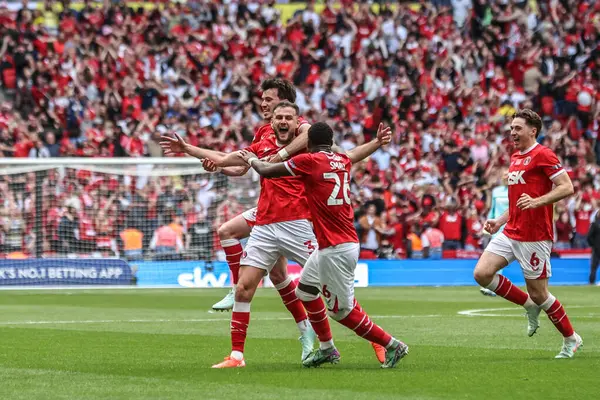 Leyton Orient takımından Jayden Sweeney, 25 Mayıs 20255 'te İngiltere' nin Wembley Stadyumu 'nda oynanan ve Leyton Orient' e karşı oynanan Sky Bet 1 playoff final maçında 1-0 'lık galibiyetini kutluyor.