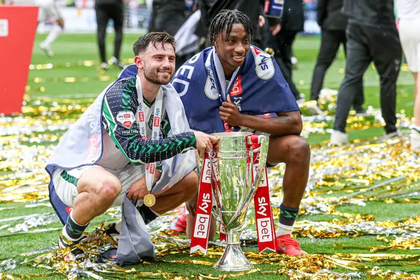 Sunderland 'dan Alan Browne, Sunderland' dan Romaine Mundle, 24 Mayıs 2025 'te Wembley Stadyumu' nda oynanan Sky Bet Şampiyonası Playoff Finali 'nin ardından Premier Lig' e terfi edilişini kutluyor.