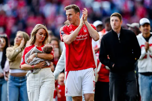 Nottingham Forest oyuncuları ve çalışanları, İngiltere 'nin Nottingham City Ground, Nottingham, 25 Mayıs 2025' te oynanan Premier League maçı sonrasında taraftarların Chelsea 'ye karşı oynadığı maçı kabul ediyor.