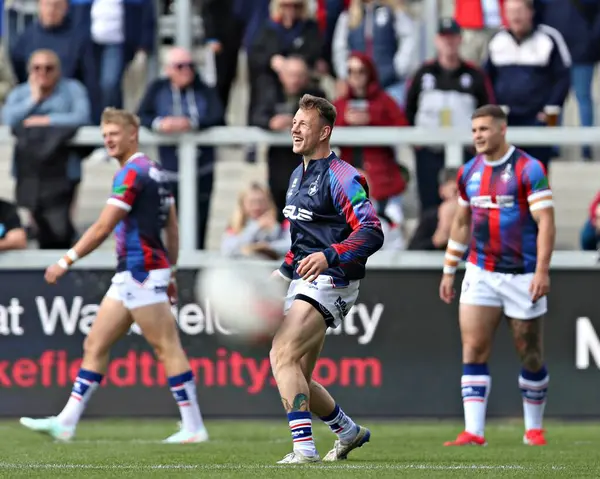 Wakefield Trinity 'den Tom Johnstone Betfred Süper Lig karşılaşmasından önce Wakefield Üçlemesi Salford Red Devils' e karşı DIY Kitchens Stadyumu, Wakefield, İngiltere, 25 Mayıs 2025