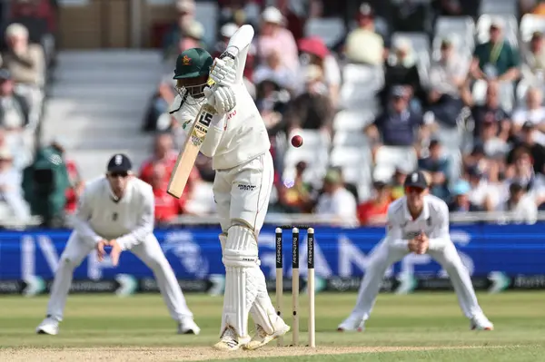 Zimbabwe 'den Tafadzwa Tsiga, 23 Mayıs 2025' te İngiltere 'nin Trent Bridge, Nottingham' da Zimbabwe 'ye karşı oynadığı Rothesay Test Maçı' nda bir koşu için topa vuruyor.