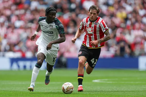 Sunderland 'dan Eliezer Mayenda, Sheffield United takımından Sydie Peck' i 24 Mayıs 2025 'te Wembley Stadyumu' nda Sheffield United 'ın Sunderland' a karşı oynadığı final maçında durdurdu.