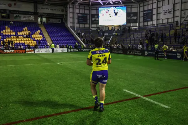 Warrington Wolves takımından Max Wood, 23 Mayıs 2025 'te oynanan Betfred Süper Lig karşılaşmasında taraftarları alkışlıyor. Warrington Wolves, Halliwell Jones Stadyumu' nda Hull KR 'a karşı.