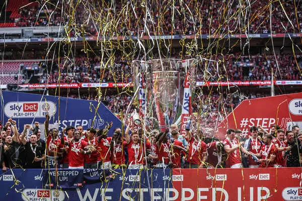 Charlton Athletic, 25 Mayıs 2025 'te Wembley Stadyumu, Londra' da oynanan ve Leyton Orient 'e karşı oynanan Sky Bet 1 playoff final maçında Lig Bir Playoff Final Kupası' nı kaldırdı.