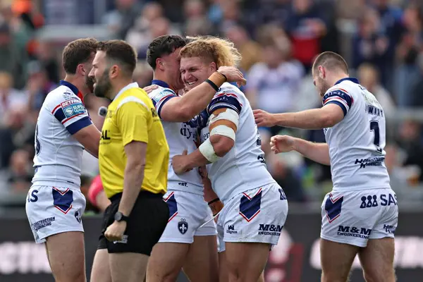 Wakefield Trinity 'den Mike McMeeken, 25 Mayıs 2025' te Birleşik Krallık 'ın Wakefield Stadyumu' nda oynanan Betfred Süper Lig karşılaşmasında Wakefield Trinity ile Salford Red Devils karşılaşmasını kutluyor.