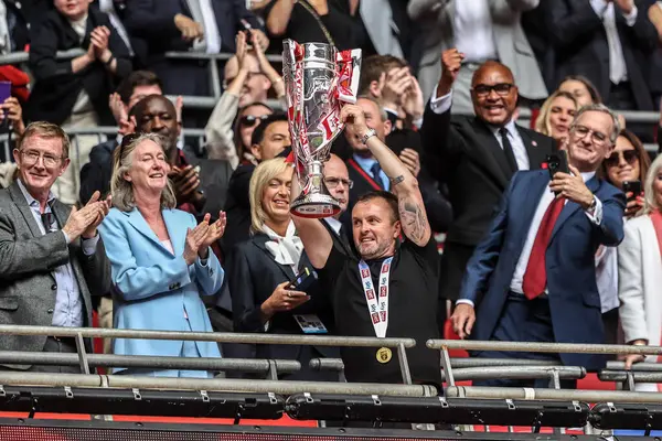 Charlton Atletizm takımının teknik direktörü 25 Mayıs 2025 'te Wembley Stadyumu' nda oynanan Sky Bet 1 Playoff Finali Charlton Atletizm ve Leyton Orient maçında takımı 1-0 kazandıktan sonra şampiyonluk playoff kupasını kaldırdı.