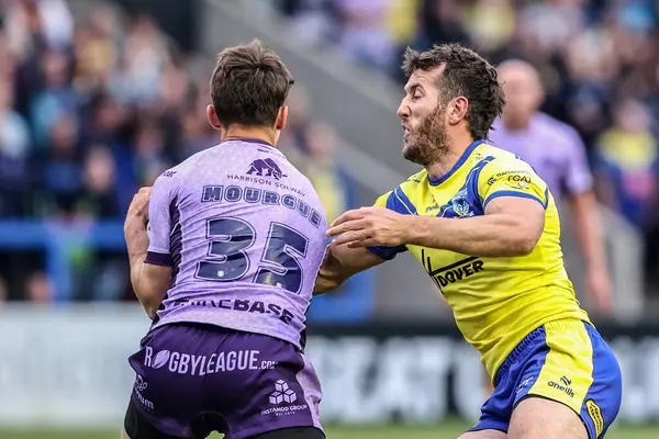 Hull KR 'dan Arthur Mourgue ve Warrington Wolves takımından Stefan Ratchford, 23 Mayıs 2025' te Halliwell Jones Stadyumu 'nda oynanan 12.